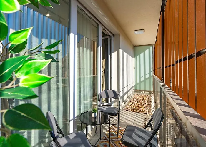 Sunny Designer Close To New York Cafe Daire *
