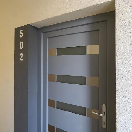 Sunny Designer Close To New York Cafe *