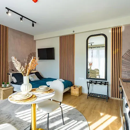 Sunny Designer Close To New York Cafe Budapest