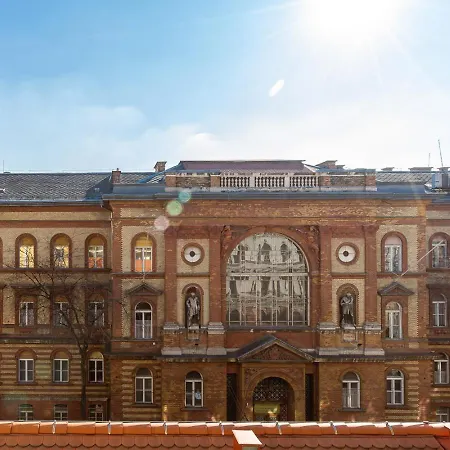 Sunny Designer Close To New York Cafe