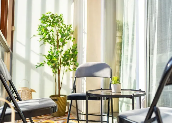 Sunny Designer Close To New York Cafe Budapest